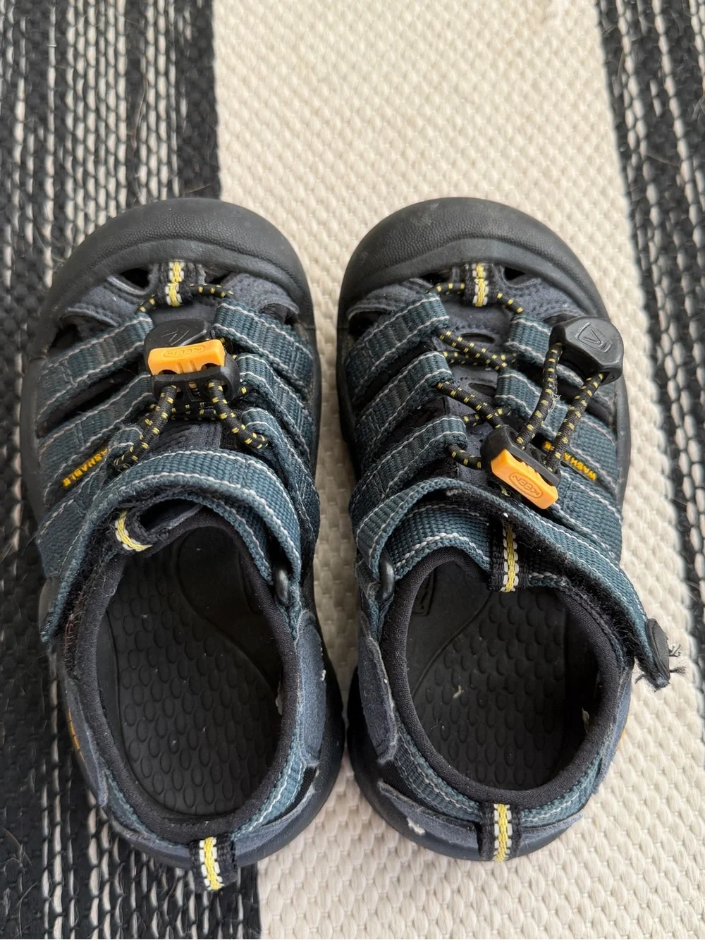 Keen Kids Navy and Black Closed-Toe Washable Sandals with Yellow Accents Size 9